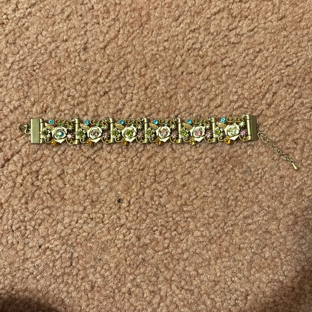 Gold bracelet with flowers